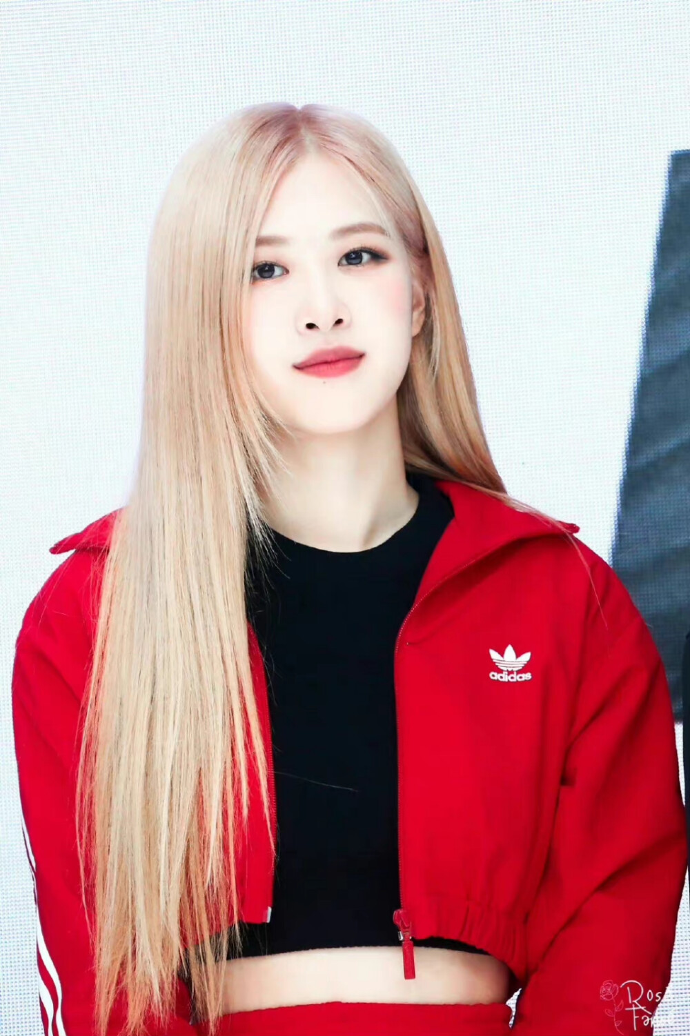 ROSÉ 朴彩英
©logo 侵权删.