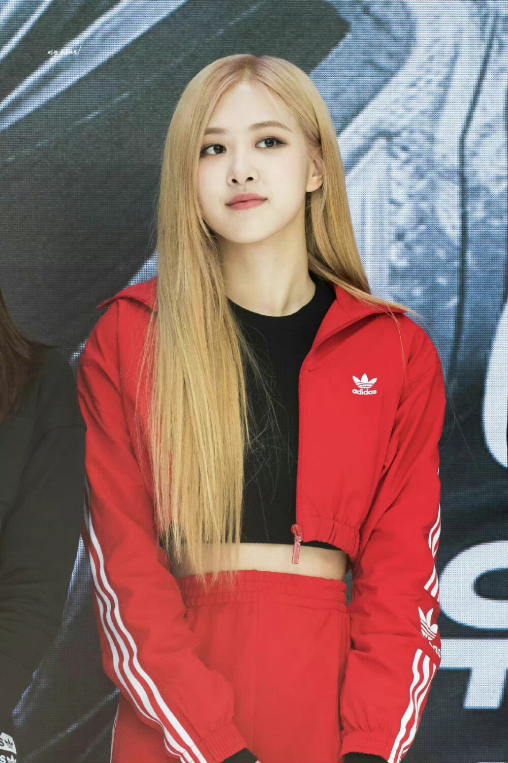 ROSÉ 朴彩英
©logo 侵权删.