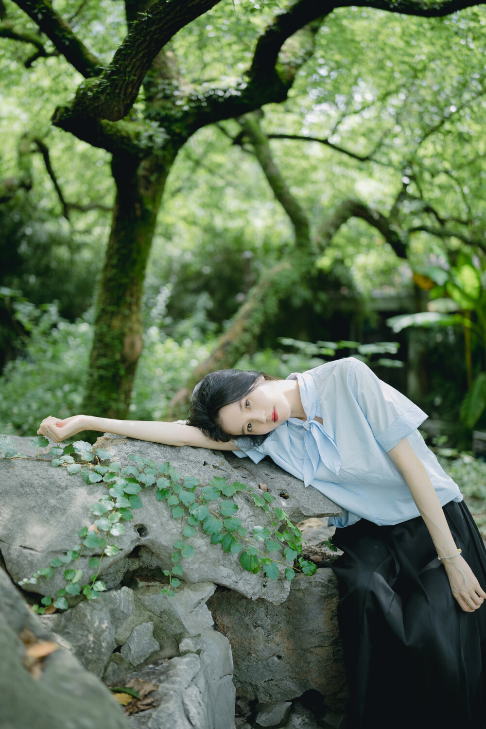 不要不开心哦
摄影：洪小漩
出镜：莹莹
有一天，在社交平台上泄露了自己的负能量。
第二天上班一早，莹莹发来信息说，姐姐，你没事吧？不要不开心哦。并配了三个抱抱的表情包。
原本有些憋闷的我，收到来自小仙女的关心，慢慢豁然了许多。
莹莹说，太在意会心很累。
有被安慰到。
