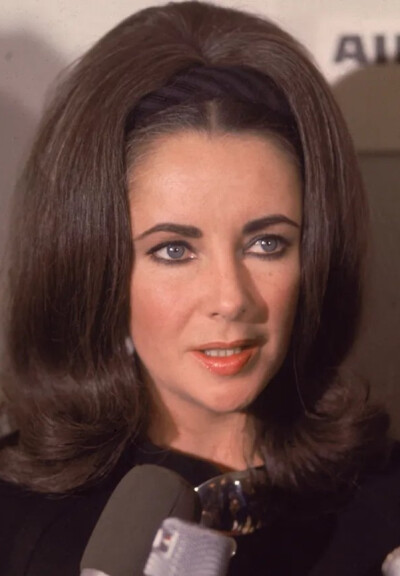  Elizabeth Taylor
