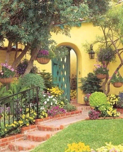 浮华的世界，名利若纷尘舞，诸念浮沉，何不留一半给繁华，又留一半给清寂，如不如意，由它随缘而遇，知不知足，留得水滚茶寂。煮一壶清茶，品一刻秋韵，点一盏青灯，留一半，随缘另一半。