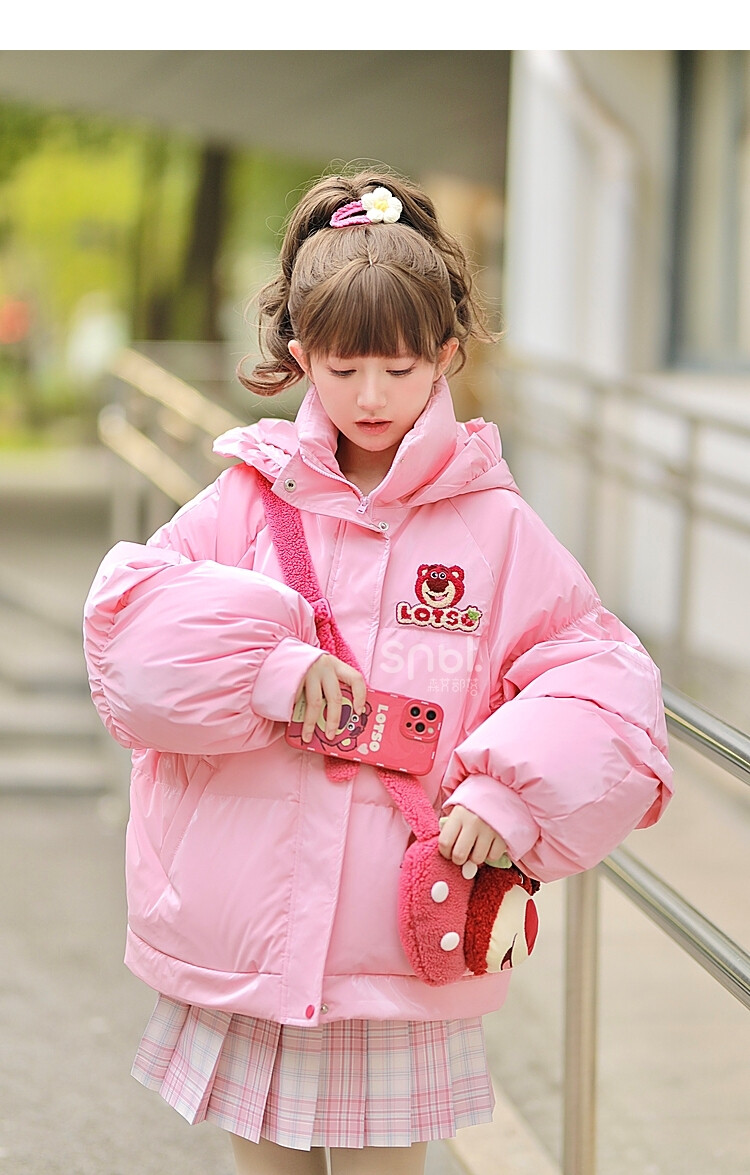 听说今年冬天流行草莓熊
刷到森女部落家新品“草莓熊”羽绒服简直不要太可爱了吧，软妹表示无法抗拒呀～