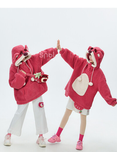 软萌可爱的草莓熊绒衫卫衣太适合跟闺蜜一起双子啦，喜欢草莓熊的姐妹们一定不要错过哦
来自: 森女部落