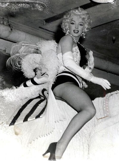 Marilyn Monroe ​玛丽莲梦露
1955年，身着马戏服骑在一头粉色的大象上 ​​​