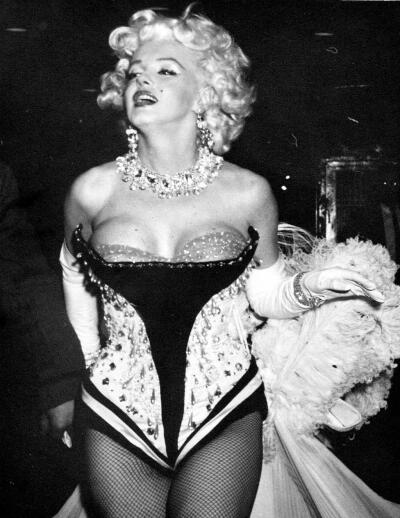 Marilyn Monroe ​玛丽莲梦露
1955年，身着马戏服骑在一头粉色的大象上 ​​​