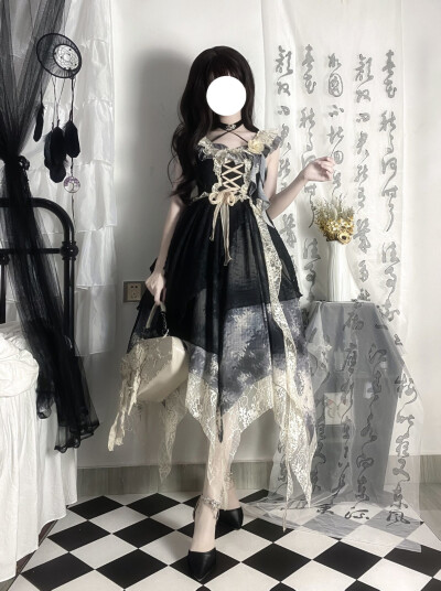 这个蕾丝下摆也太温柔了吧，这个水墨画的感觉真的很难不爱好吗，jsk可以说是很百搭又好看了，裙裙指路：噗叽家的惊山鹊