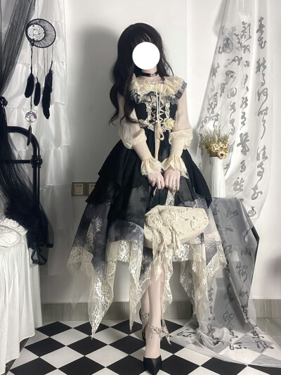 这个蕾丝下摆也太温柔了吧，这个水墨画的感觉真的很难不爱好吗，jsk可以说是很百搭又好看了，裙裙指路：噗叽家的惊山鹊