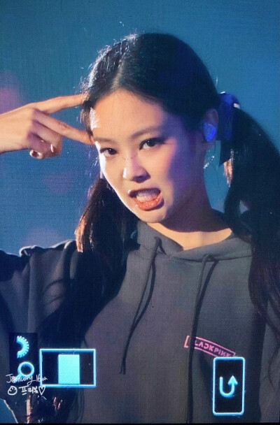 Jennie
演唱会饭拍