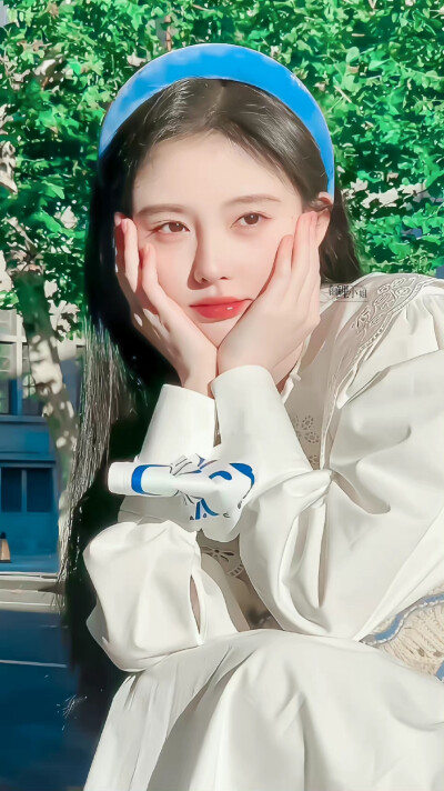 “赤脚走过孤独，渴望拥有温暖陪伴”
——鞠婧祎 ​