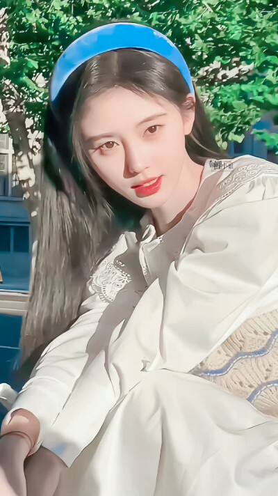 “赤脚走过孤独，渴望拥有温暖陪伴”
——鞠婧祎 ​