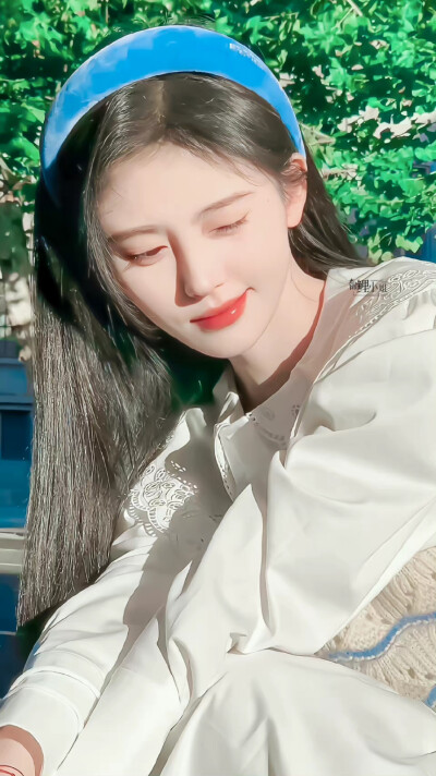 “赤脚走过孤独，渴望拥有温暖陪伴”
——鞠婧祎 ​