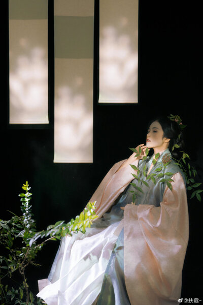 #生而如诗#
植物拟人 ｜｜南天竹
“若你曾见我羽叶覆枝头。”
出镜@一枝陶然
摄影/@扶卮-
妆造@空山常在
汉服@不知寒工作室
#汉服摄影##苏州约拍##上海约拍##国风# ​​​