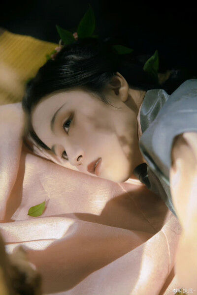 #生而如诗#
植物拟人 ｜｜南天竹
“若你曾见我羽叶覆枝头。”
出镜@一枝陶然
摄影/@扶卮-
妆造@空山常在
汉服@不知寒工作室
#汉服摄影##苏州约拍##上海约拍##国风# ​​​
