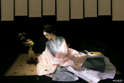 #生而如诗#
植物拟人 ｜｜南天竹
“若你曾见我羽叶覆枝头。”
出镜@一枝陶然
摄影/@扶卮-
妆造@空山常在
汉服@不知寒工作室
#汉服摄影##苏州约拍##上海约拍##国风# ​​​