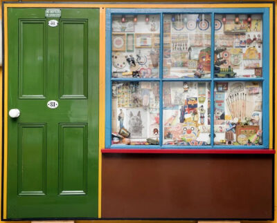 彼得·布莱克（Peter Blake）《玩具店》（The Toy Shop），综合材料，156.8×194×34cm，1962年