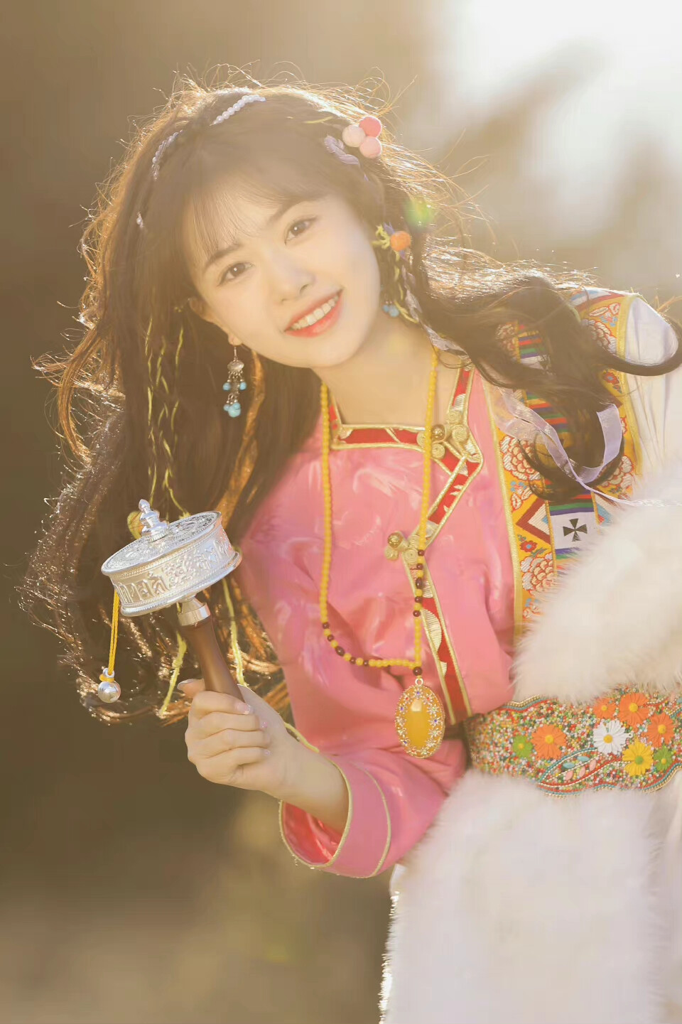 风和光才是最好的道具
摄影@随意朱
出镜@安安崽An ​