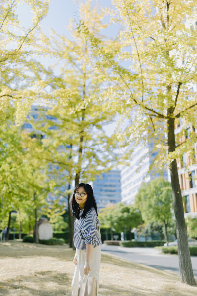 银杏时节近在眼前
摄影：咱俩
一起去了浙江省国家大学科技园，本是冲着向日葵去的，却为银杏着了迷。
阳光很好，暖洋洋的，秋天的感觉，萦绕周身。
那种感觉，妙不可言。
很开心，能小聚，聊聊天，分享点生活琐…