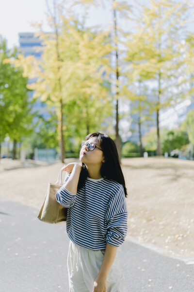 银杏时节近在眼前
摄影：咱俩
一起去了浙江省国家大学科技园，本是冲着向日葵去的，却为银杏着了迷。
阳光很好，暖洋洋的，秋天的感觉，萦绕周身。
那种感觉，妙不可言。
很开心，能小聚，聊聊天，分享点生活琐…