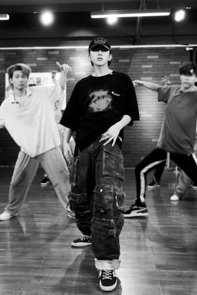 蔡徐坤
cr:wb蔡徐坤工作室