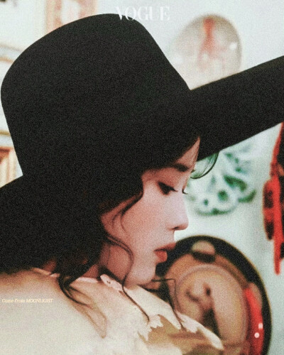 IU | VOGUE
cr:滿月不夠圓