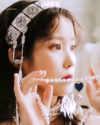 IU | VOGUE
cr:滿月不夠圓