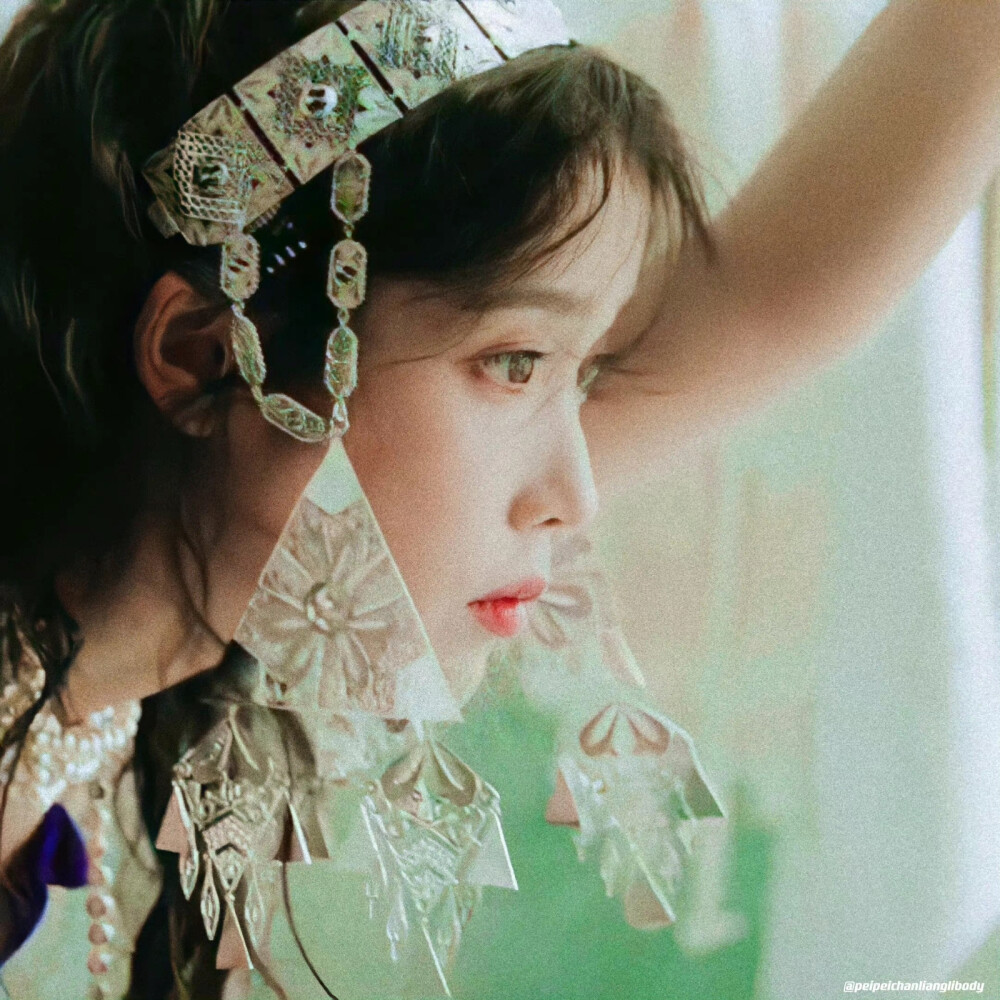 IU | VOGUE
cr:·佩佩馋俩丽body·