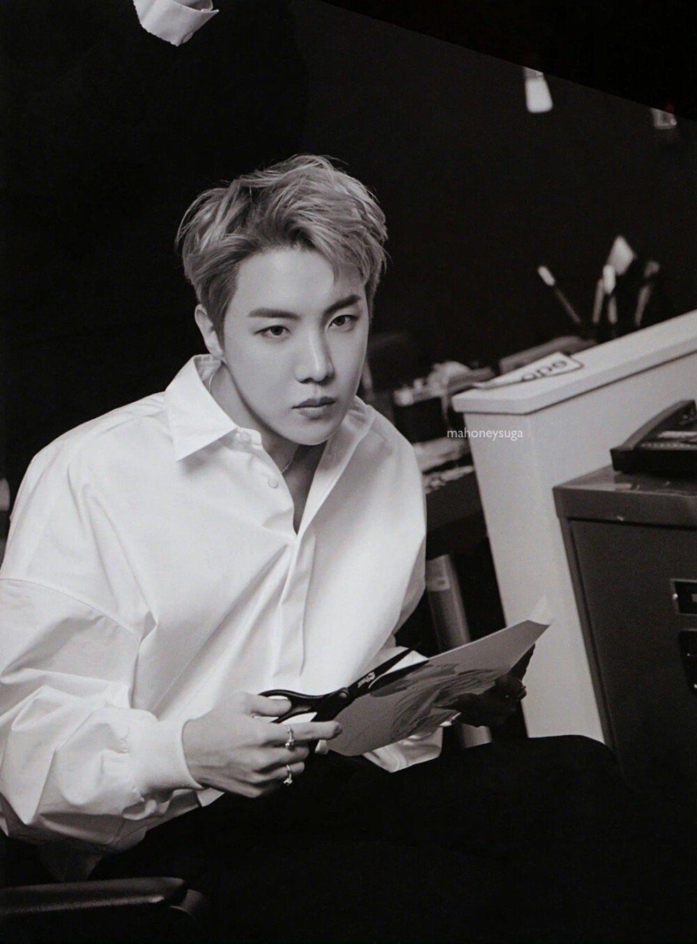 郑号锡
"Proof" Collector’s Edition Photobook扫图
cr:mahoneysuga