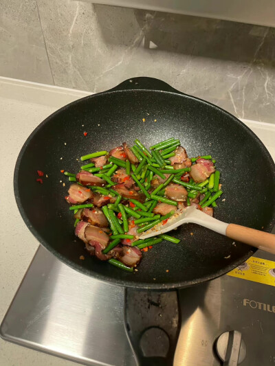 糖浆与油脂相遇，酥皮浑身颤栗，这一刻被称作唤醒的瞬间，浓郁香气层层镜头，酥皮在口腔中坍塌的刹那甜锋芒毕现