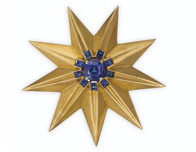  Christie's 佳士得纽约春拍 蓝宝石黄金胸针 约1940年 主石为一颗方形枕形混合切割蓝宝石，周围镶嵌方形切割蓝宝石，经AGL鉴定产地为克什米尔，无热度或净度提升，约4.8厘米。成交价2.375万美元 Retro 复古