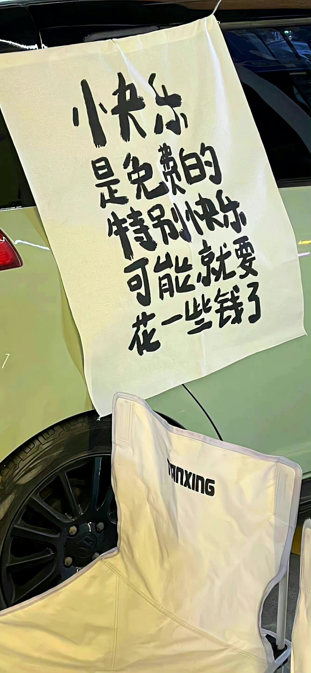 星空迷上了山野，有雾有灯也有归人。