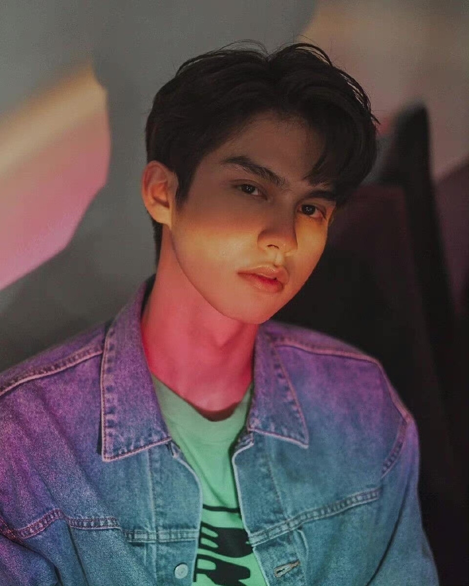 瓦奇拉维特·奇瓦雷（Bright.Vachirawit）