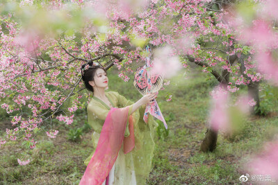 人间三月，莺飞草长
摄影@南熏_
出镜@蟹黄豆腐呀_
妆造@北川落花
服装@一殊汉服
#汉服摄影# ​​​