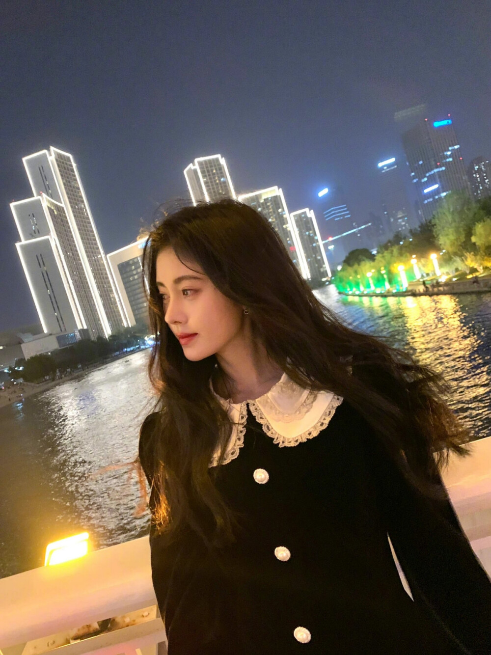 Wang Ju Jingyi by the Seine River