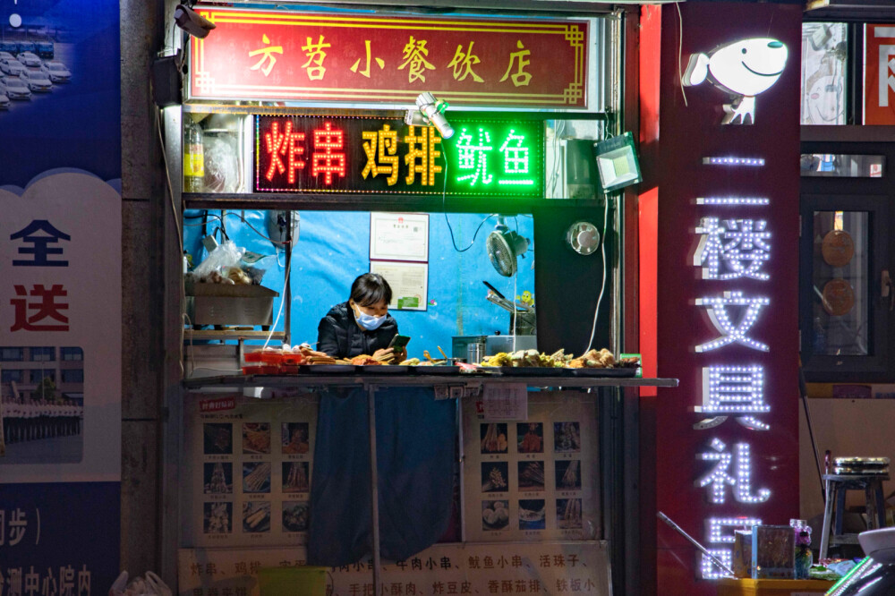 有怀念过校门口的那条小路吗
那条小吃街的油烟味
那条小路的青春故事……