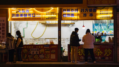 有怀念过校门口的那条小路吗
那条小吃街的油烟味
那条小路的青春故事……