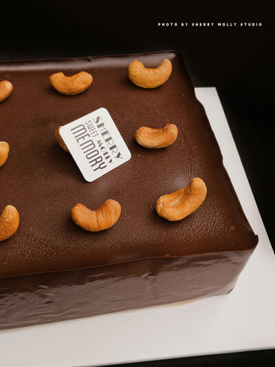 「生巧布朗尼cake」
重度巧克力愛好者的pick
吃完這隻蛋糕 哪裡還會有不開心
濃郁絲滑黑巧+扎實布朗尼+腰果
迎接秋冬最佳了☕️