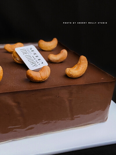 「生巧布朗尼cake」
重度巧克力愛好者的pick
吃完這隻蛋糕 哪裡還會有不開心
濃郁絲滑黑巧+扎實布朗尼+腰果
迎接秋冬最佳了☕️