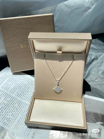 Diva系列满钻铂金小扇子项链 ￥95000