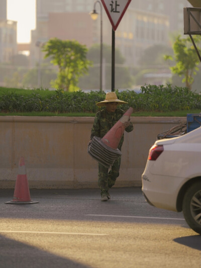 街拍人文温柔的色调诠释人文现实
这组拍摄的是城市的美容师，正因为他们的存在，我们的城市才能如此美丽和干净。
因为他们很美，所以我想用温柔的色调和影调去表现。
但是经过尝试，发觉，想用温柔的色调去表现这…