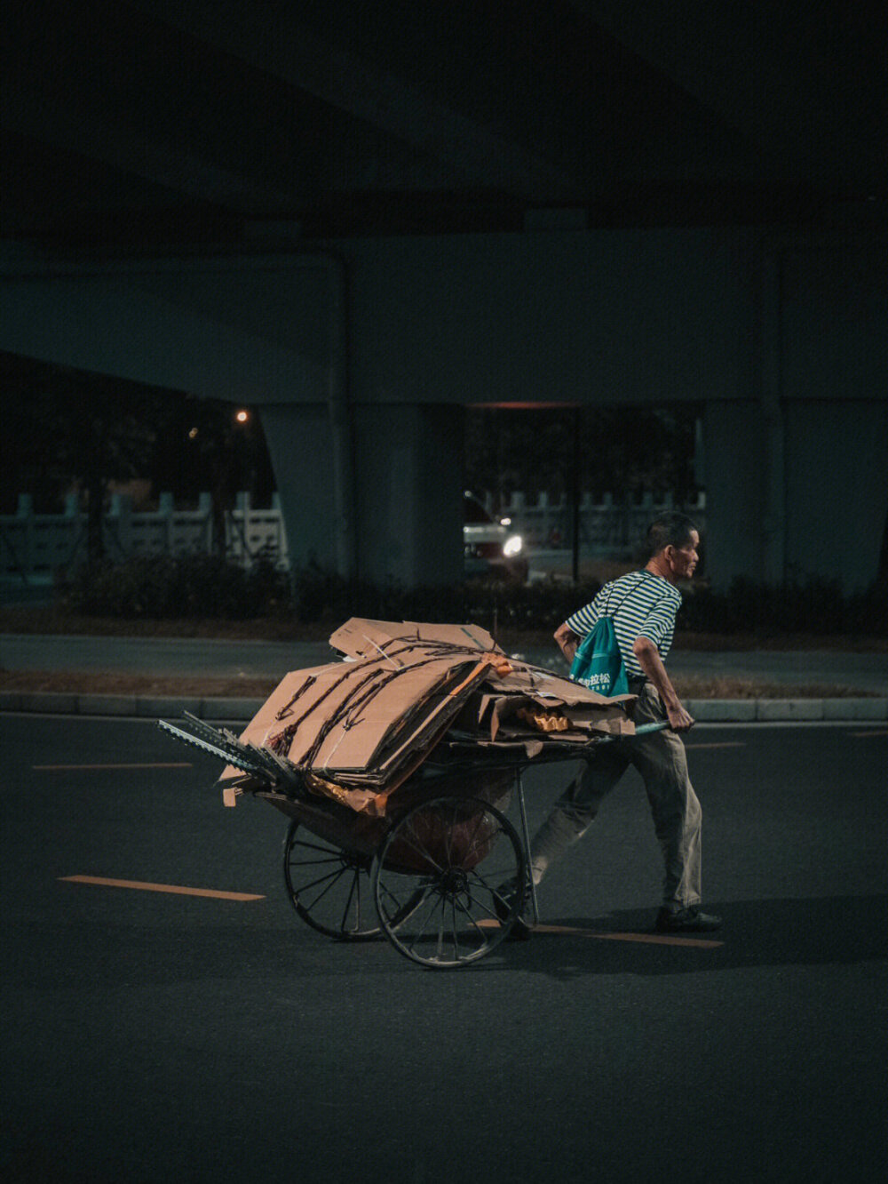 街拍人文|“你什么都没有却还为我的梦加油”
“你什么都没有，却还为我的梦想加油”好喜欢周杰伦说好不哭里面的那句歌词。
父母，就是那么一个人，他们即使什么都没有，但是会为我们的梦想加油，再苦再累，也不会有什么怨言。只要看到我们的笑容，梦想，他们就会觉得多苦都值得。
如果你这一生足够幸运，遇到那个没有血缘关系，却真的能像周杰伦说好不哭里的“你什么都没有，却还为我的梦想加油”的人。
那希望我们要紧紧抓住那个人的手。不要放开。因为或许是上辈子拯救过世界的人，才会那么幸运遇到那个她。