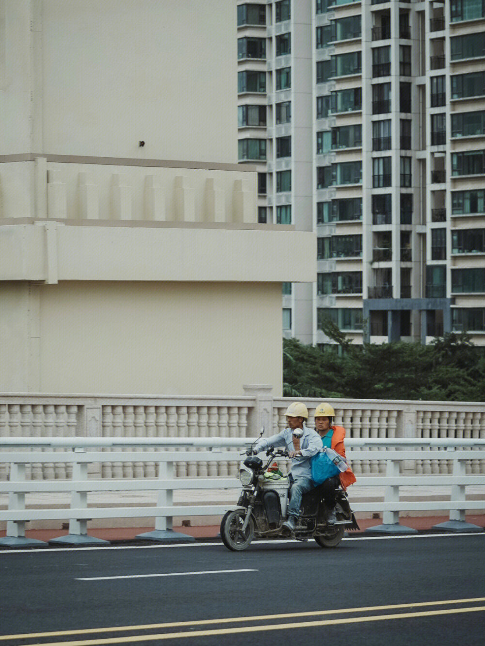 街拍人文|“你什么都没有却还为我的梦加油”
“你什么都没有，却还为我的梦想加油”好喜欢周杰伦说好不哭里面的那句歌词。
父母，就是那么一个人，他们即使什么都没有，但是会为我们的梦想加油，再苦再累，也不会有什么怨言。只要看到我们的笑容，梦想，他们就会觉得多苦都值得。
如果你这一生足够幸运，遇到那个没有血缘关系，却真的能像周杰伦说好不哭里的“你什么都没有，却还为我的梦想加油”的人。
那希望我们要紧紧抓住那个人的手。不要放开。因为或许是上辈子拯救过世界的人，才会那么幸运遇到那个她。