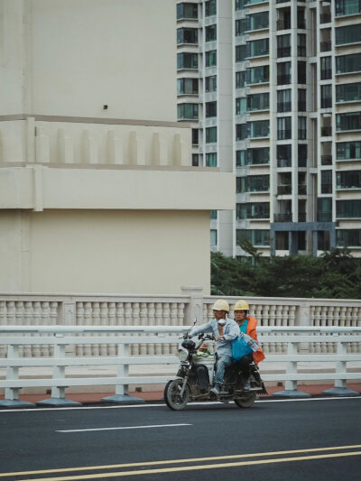 街拍人文|“你什么都没有却还为我的梦加油”
“你什么都没有，却还为我的梦想加油”好喜欢周杰伦说好不哭里面的那句歌词。
父母，就是那么一个人，他们即使什么都没有，但是会为我们的梦想加油，再苦再累，也不会…