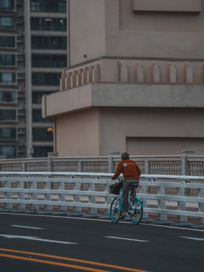 街拍人文|“你什么都没有却还为我的梦加油”
“你什么都没有，却还为我的梦想加油”好喜欢周杰伦说好不哭里面的那句歌词。
父母，就是那么一个人，他们即使什么都没有，但是会为我们的梦想加油，再苦再累，也不会…