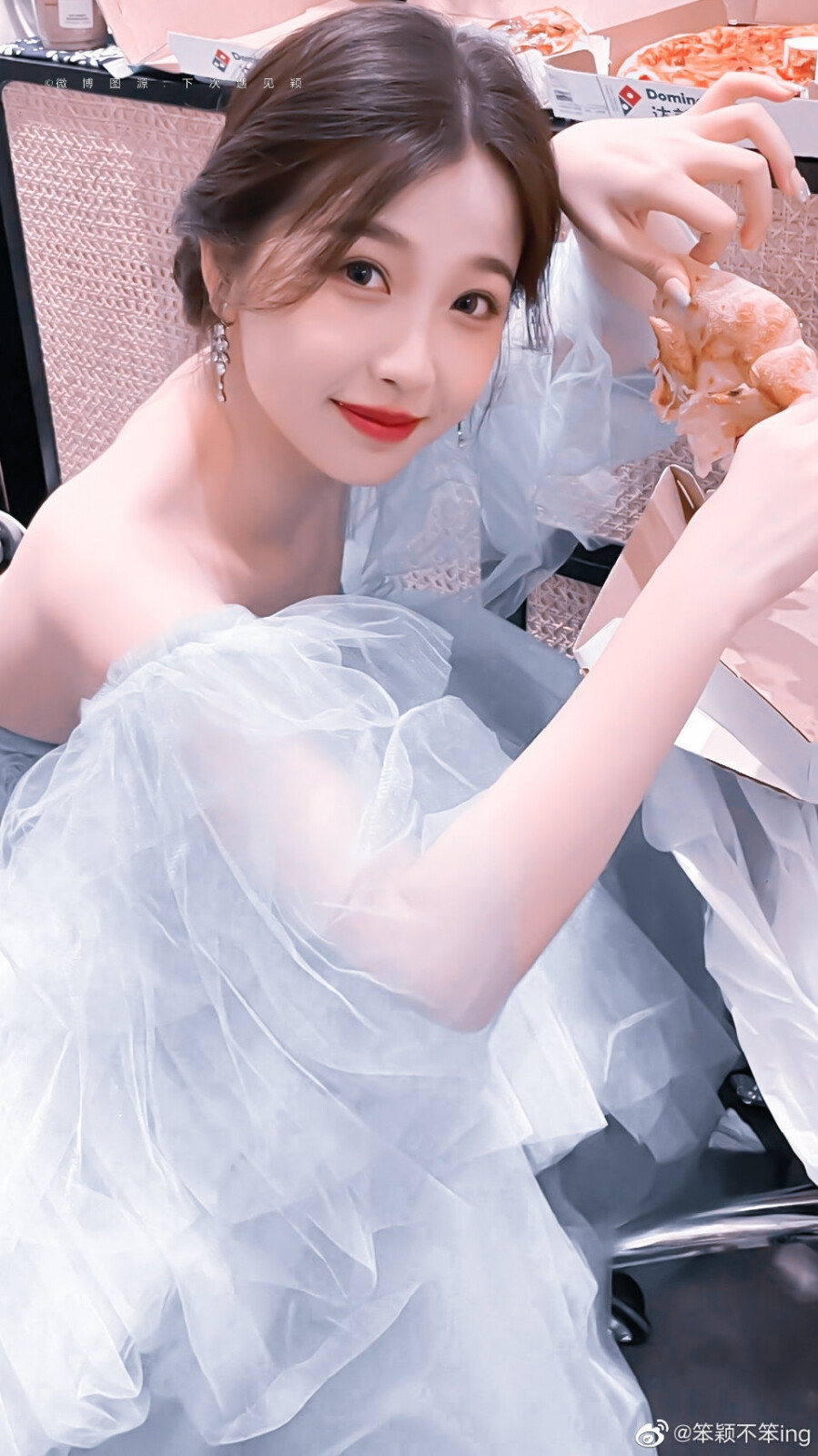 You came to me Like the dawn through the night Just shining like the sun
你走向我 似晨曦划破长长夜空 闪耀如红日
-《Said I loved you but I lied 》