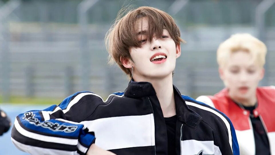 崔胜澈 崔胜哲 S.COUPS SEVENTEEN 橙光背景图