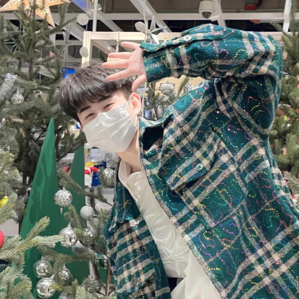 月遇从云，花遇和风。