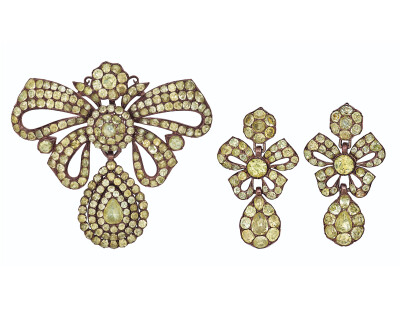  Christie's 佳士得纽约秋拍 彩色宝石套装 镶嵌老式和梨形贵橄榄石，银质，可拆卸，胸针7.5厘米，耳环5厘米。成交价0.525万美元 Antique 古董 复古