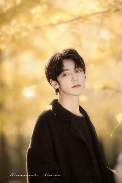 #武汉约拍#
『遍地金秋』
落叶之秋遍地金。
出镜@折木哒丶
摄影@熊本环奈
#相册里最喜欢的一张图##人像摄影# ​​​