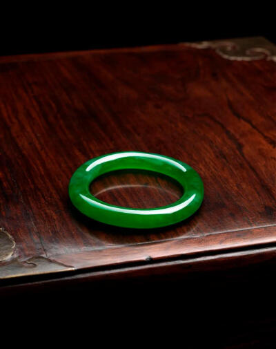 2022年香港佳士得秋季拍卖会拍品欣赏 天然翡翠手镯
估价：港元 25,000,000 - 35,000,000
本季秋拍精美迷人的翡翠珍品亦涵盖一件天然翡翠手镯领衔，色彩鲜绿，水头通透。