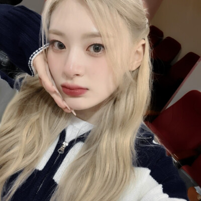 ' “一天没找你聊天了喜欢我这种沉默寡言的女孩子吗”
